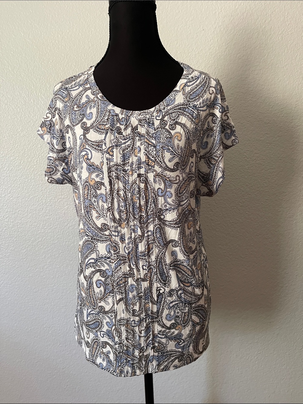 Liz Claiborne White Paisley Short Sleeve Blouse with Blue Accents